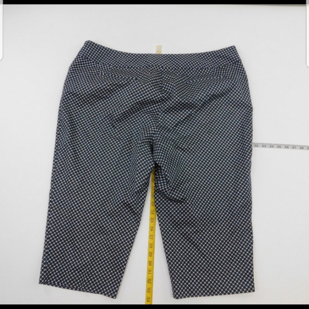 Women's Worthington black and white cropped Capri Size 22